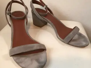Yvonne Koné, grå sandaler, str 41