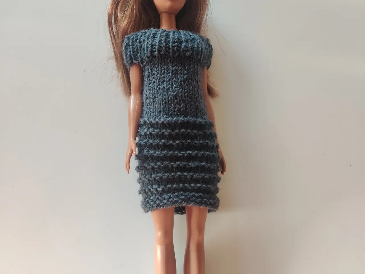 Billede 5 - Hjemmestrikkede Barbie kjoler. Flere farver
