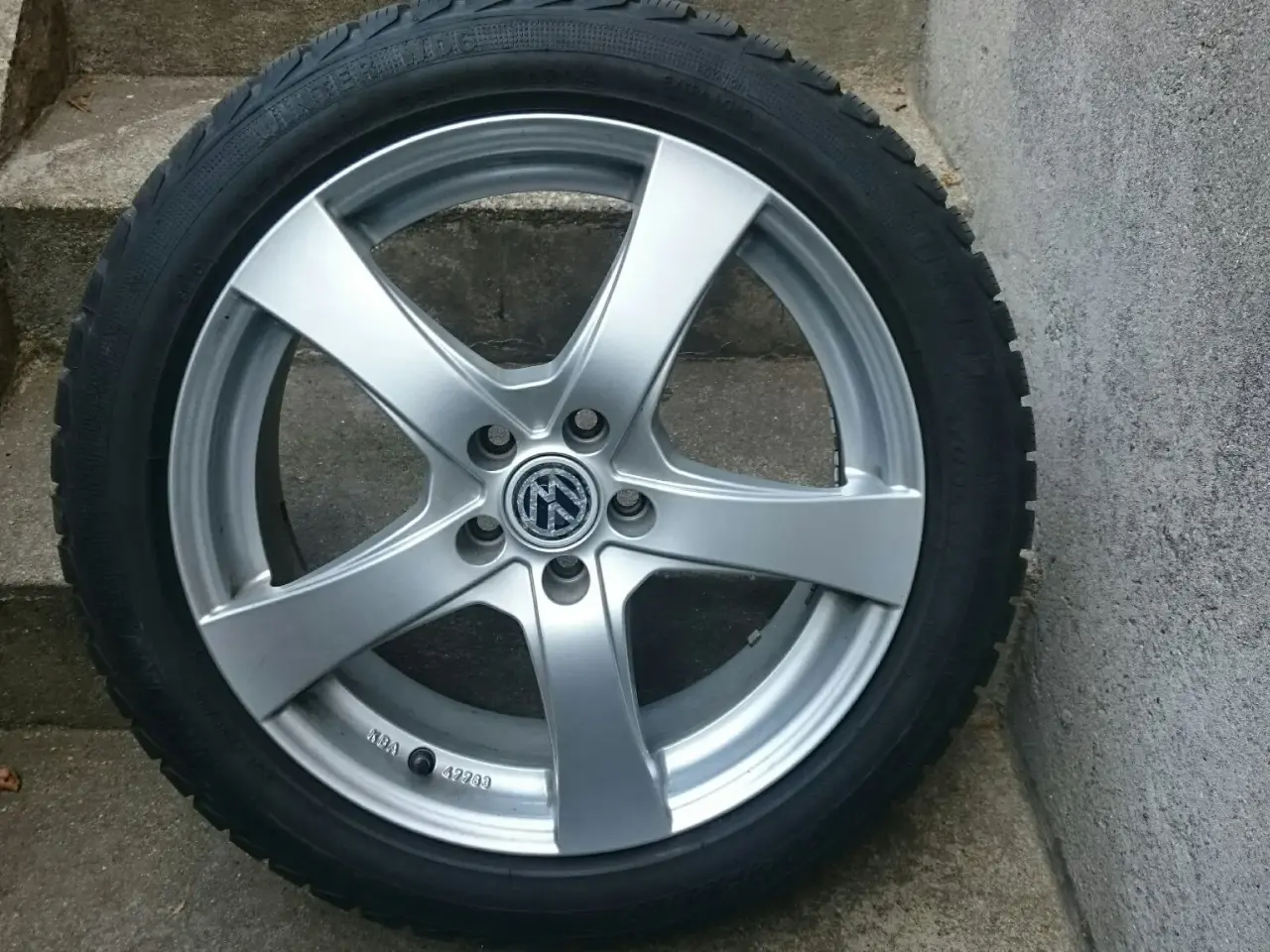Billede 1 - VW Dezent alufælge med nyere Vinterdæk.