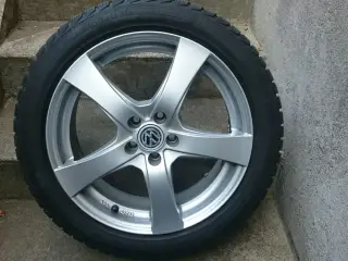 VW Dezent alufælge med nyere Vinterdæk.