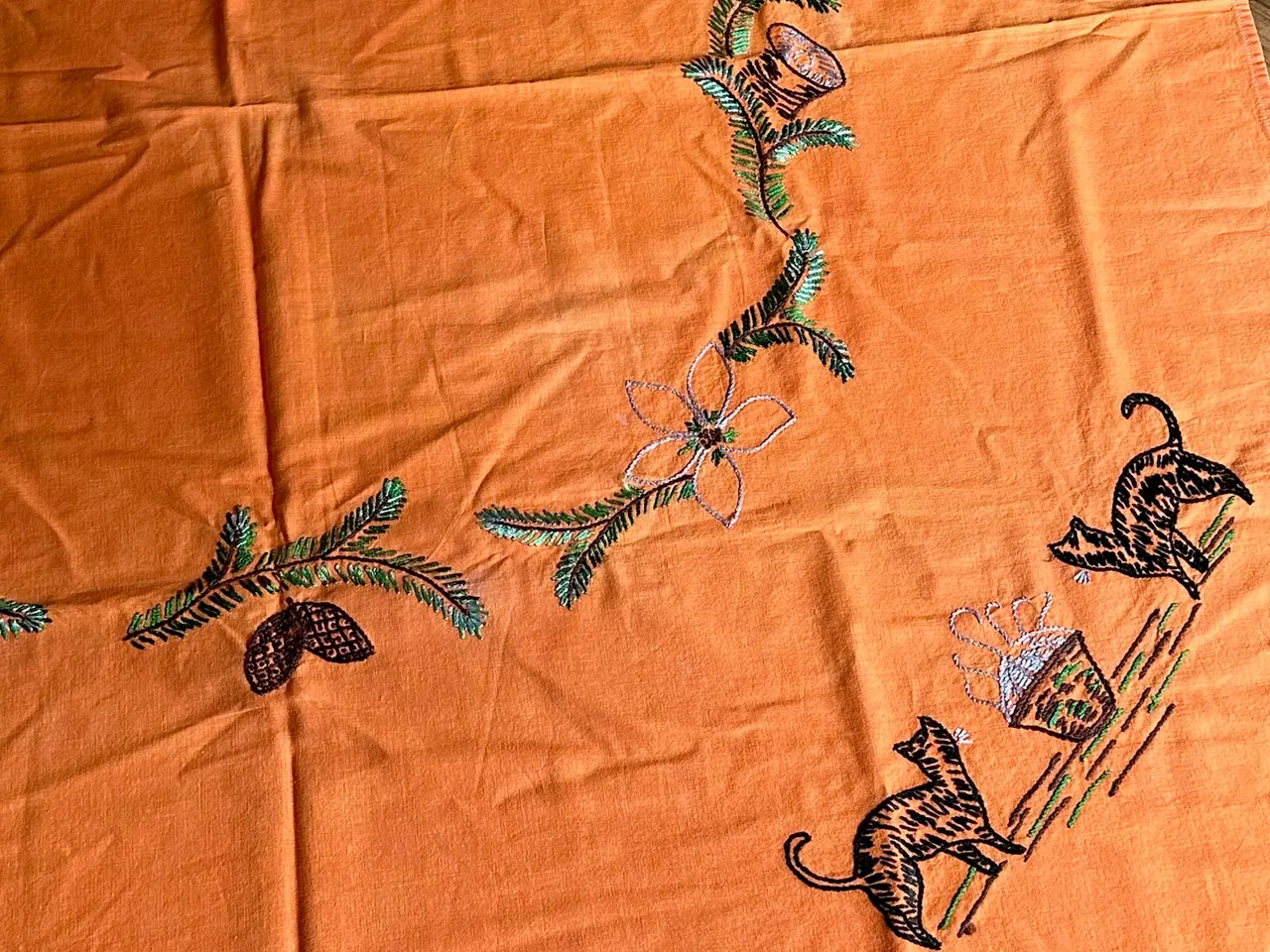 Billede 5 - Antik juledug, broderet m katte, 120 x 120 cm