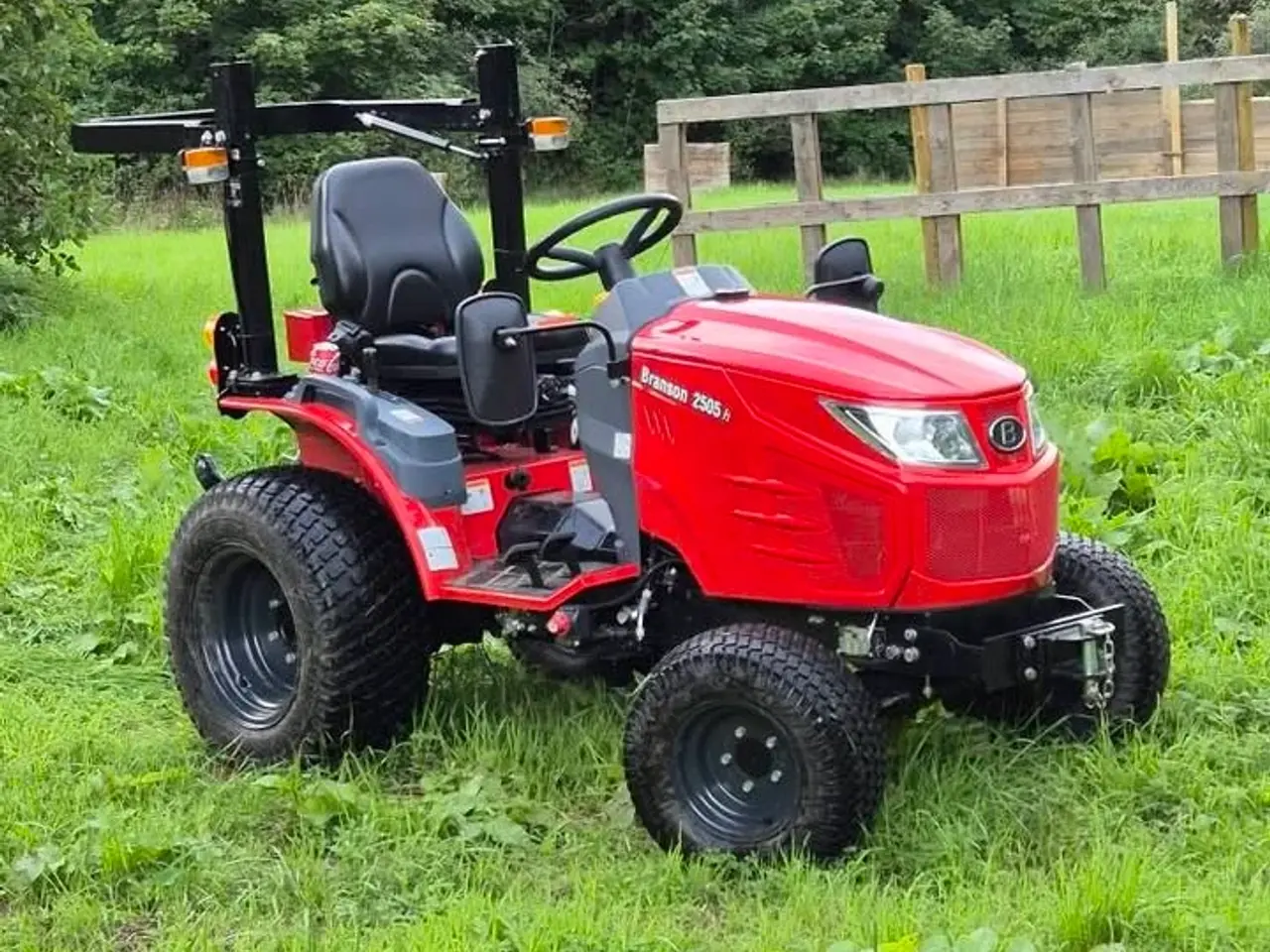 Billede 1 - Næsten ny Branson 2505H traktor, 95 timer