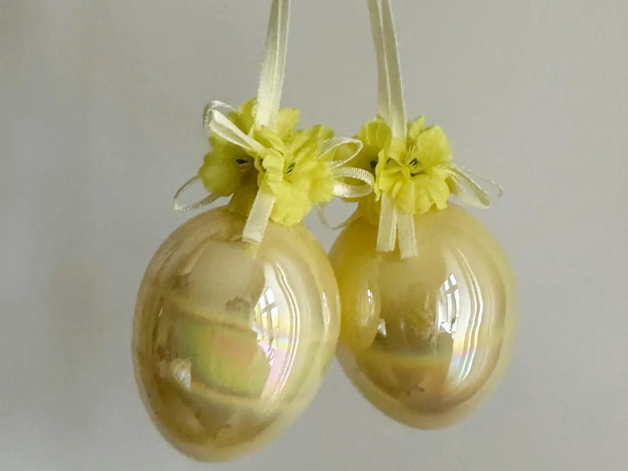 Billede 2 - Iriserende æg, gult m blomster, 2 stk samlet