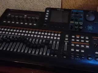 mikser digital fra Tascam harddiskoptager