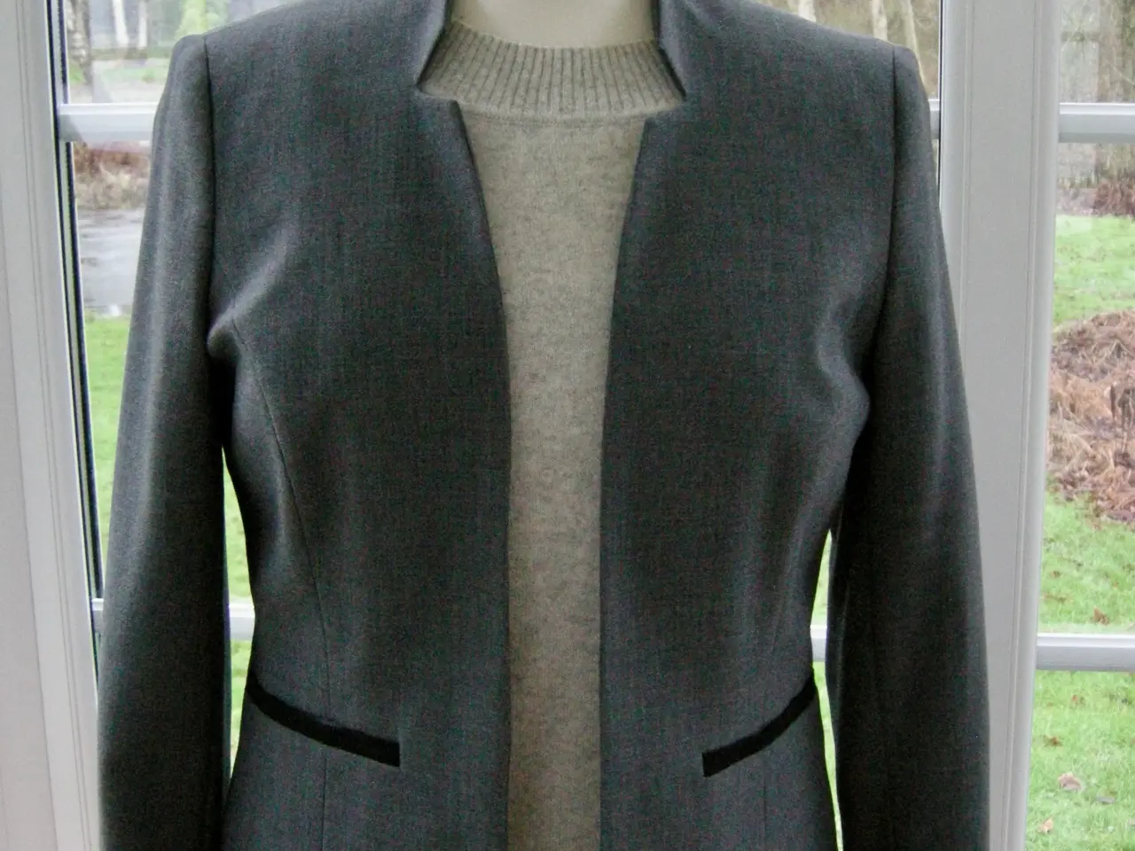 Billede 3 - Figursyet blazer fra CANDA STR. 38, Mellemgrå