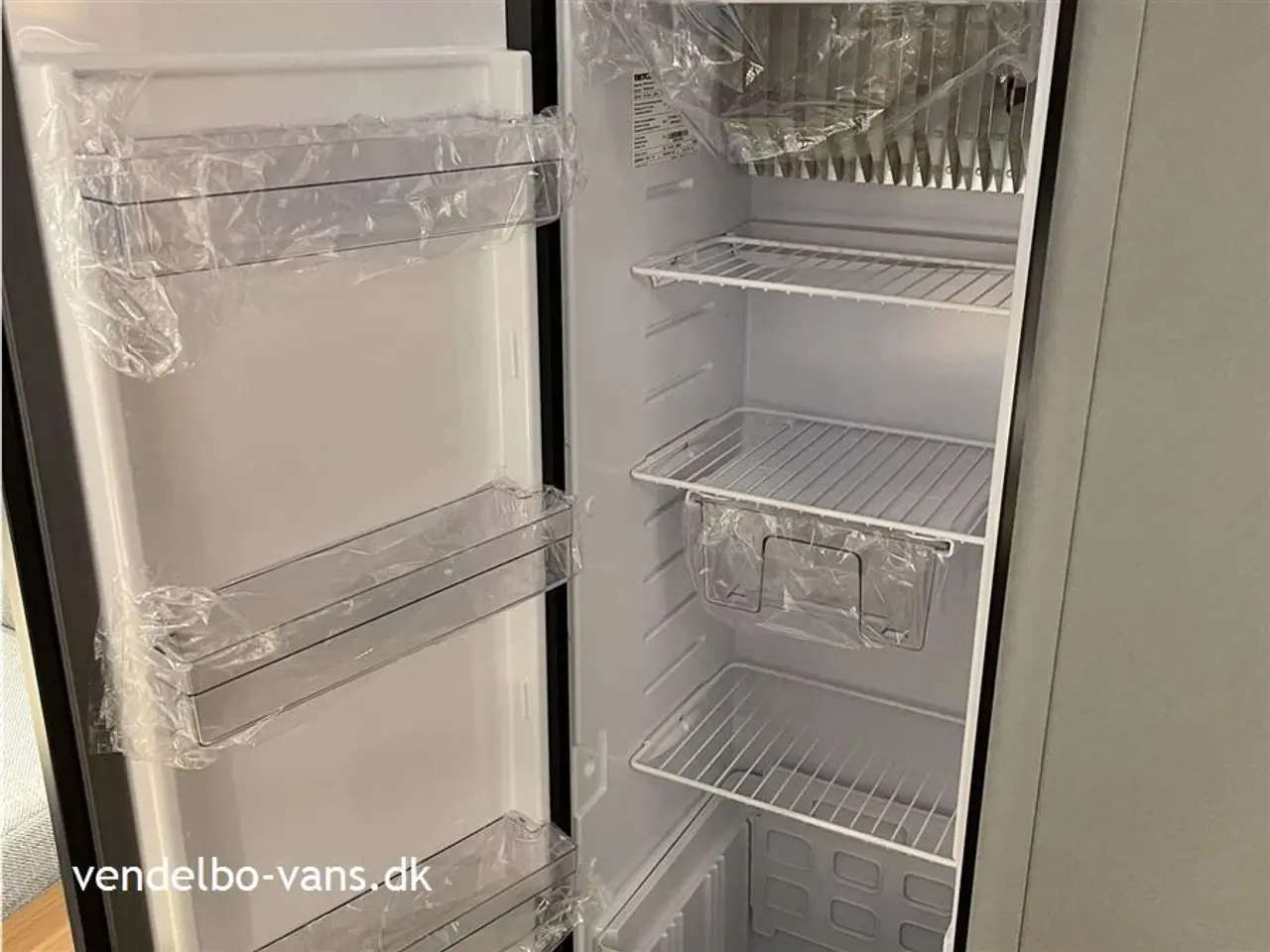 Billede 16 - 2024 - Dethleffs Just T 7052 DBM - 90 Year   Fritstående dobbeltseng med ekstra  stor garage neden under