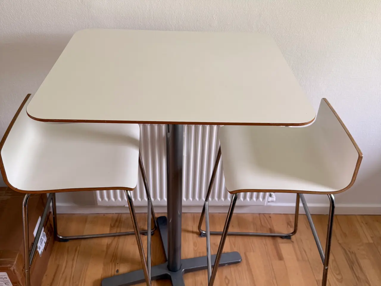 Billede 4 - Bar bord/ høj bord med stole 