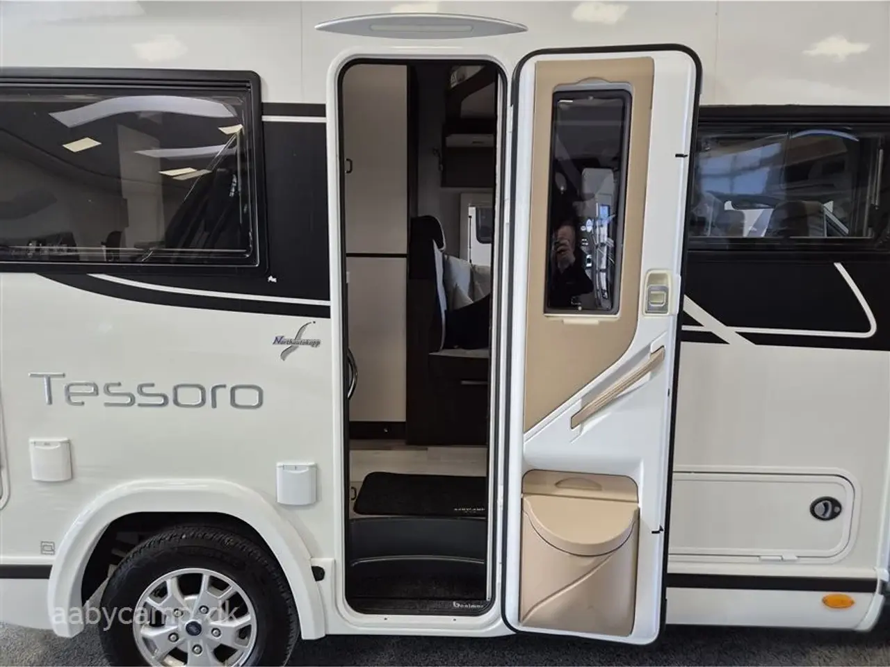 Billede 5 - 2020 - Benimar Tessoro 481 Aut. Nk pakke. Automatgear. solcelle. Lithium Batteri. 2000w Inverter. Markise. A/C i bodel. Elektriske støtteben. Bemærk kun 20,000 Km!!!!!