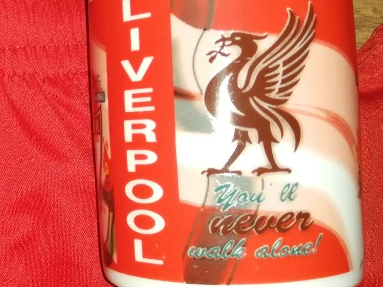 Billede 4 - 2 PAR LIVERPOOL F.C. SHORTS OG FAN KRUS