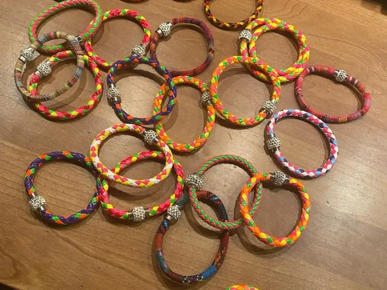 Billede 7 - Farverige armbånd
