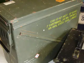 Militære effekter Hjelme m.m.