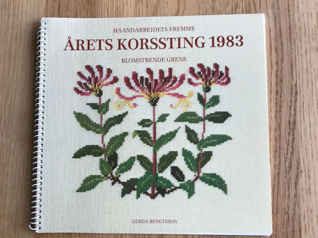 Billede 1 - Årets Korssting 1983  -  Blomstrende Grene