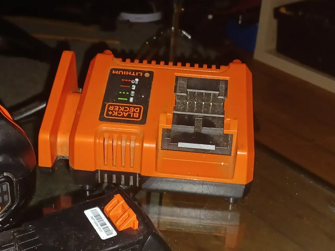 Billede 4 - BLACK & DECKER.. 2  STK BATTERI+ LADER..