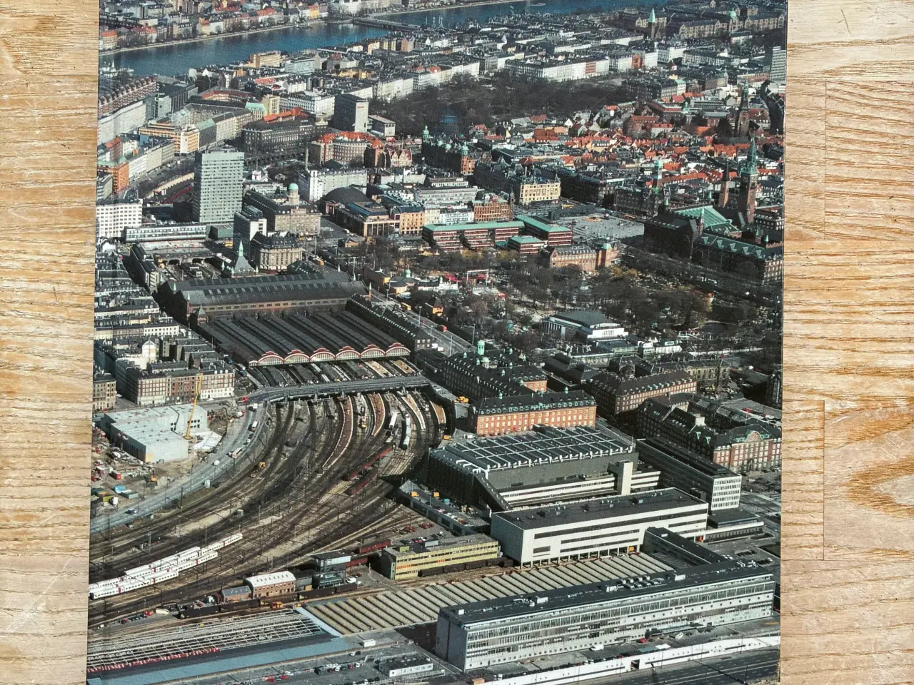 Billede 1 - Bog: Byens Baner - Jernbanen i København i 150år.