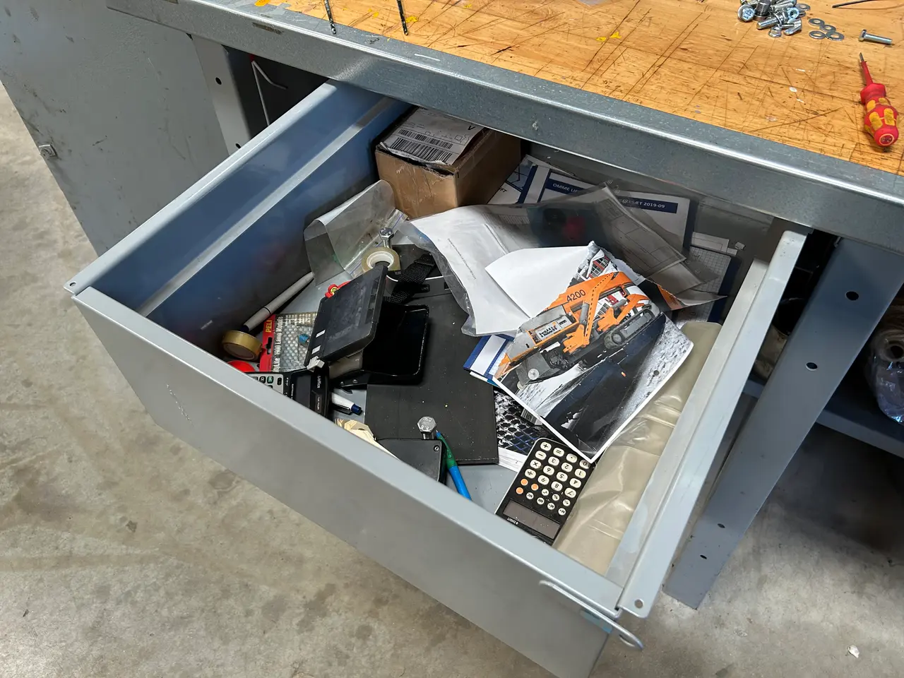 Billede 7 - Arbejdsbord samt tavle med indhold