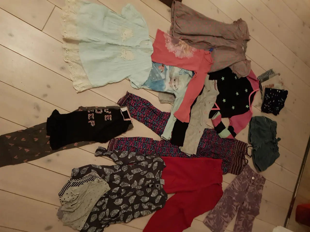 Billede 1 - Pigetøj, 30 dele, str. 110