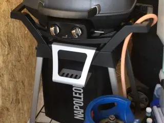 Napoleon gasgrill med meget tilbehør.