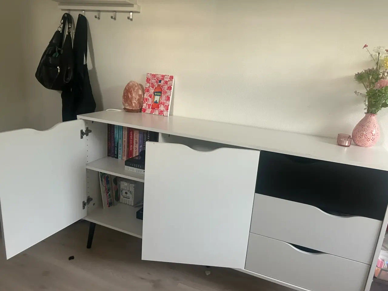 Billede 1 - Hvid kommode med låger og sort skuffe