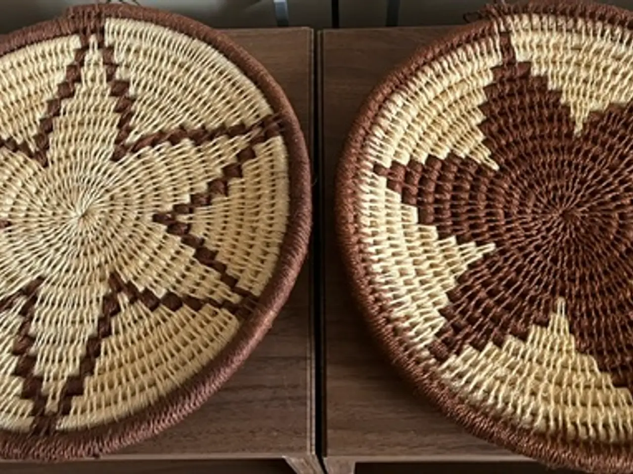 Billede 1 - 2 stk. flotte vægkurve i boho-stil –Diameter 26 cm