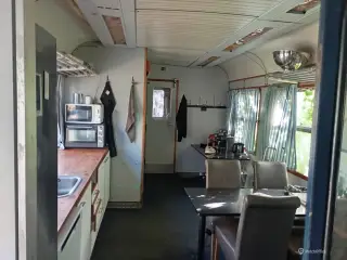 Unikt værksted med lastbil grav. Tidligere lejer drev smede firma på adressen stbil grav. 100 m2 kontor grund ca 3000 m2.til leje på Jens Holms Vej 37.