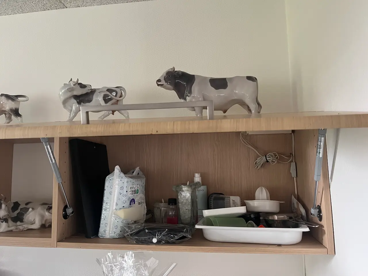 Billede 2 - Bord med skuffer og skabe