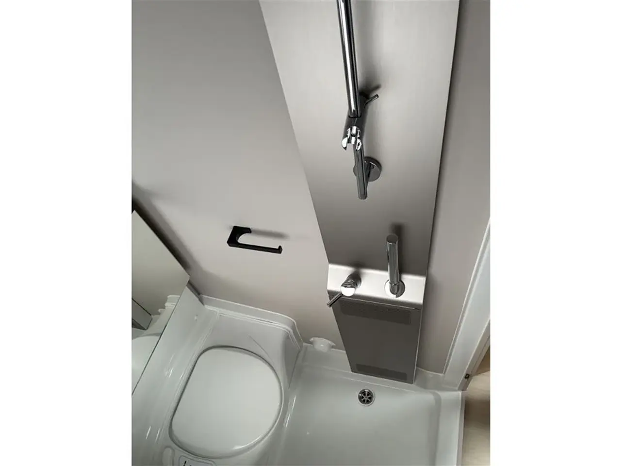 Billede 20 - 2026 - Adria Adora 522 UP Dobbeltsengsvogn, rundsiddegruppe, el-gulv-varme, stort 142L KOMPRESSOR køleskab, TV-holder, stabilisator, Adria Smartbox, glasfibertag