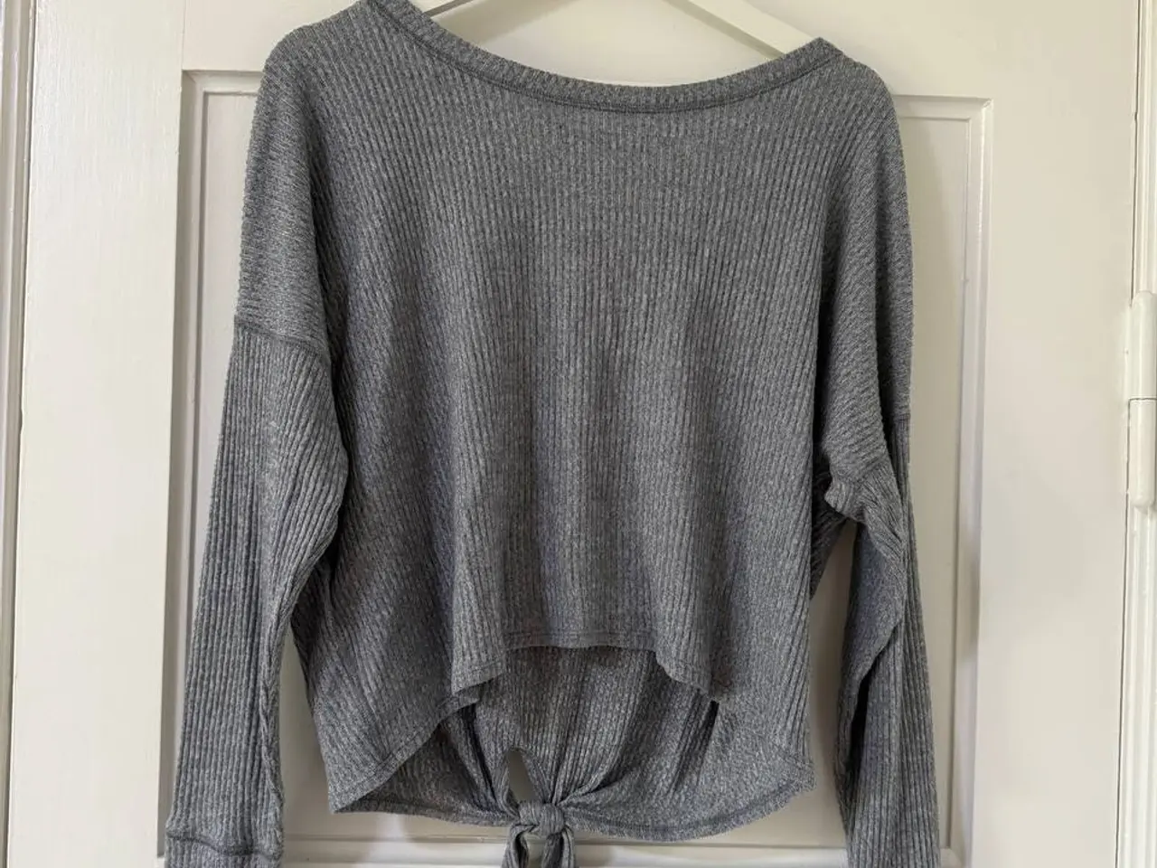 Billede 2 - Abercrombie & Fitch grå ribstrikket bluse med bind