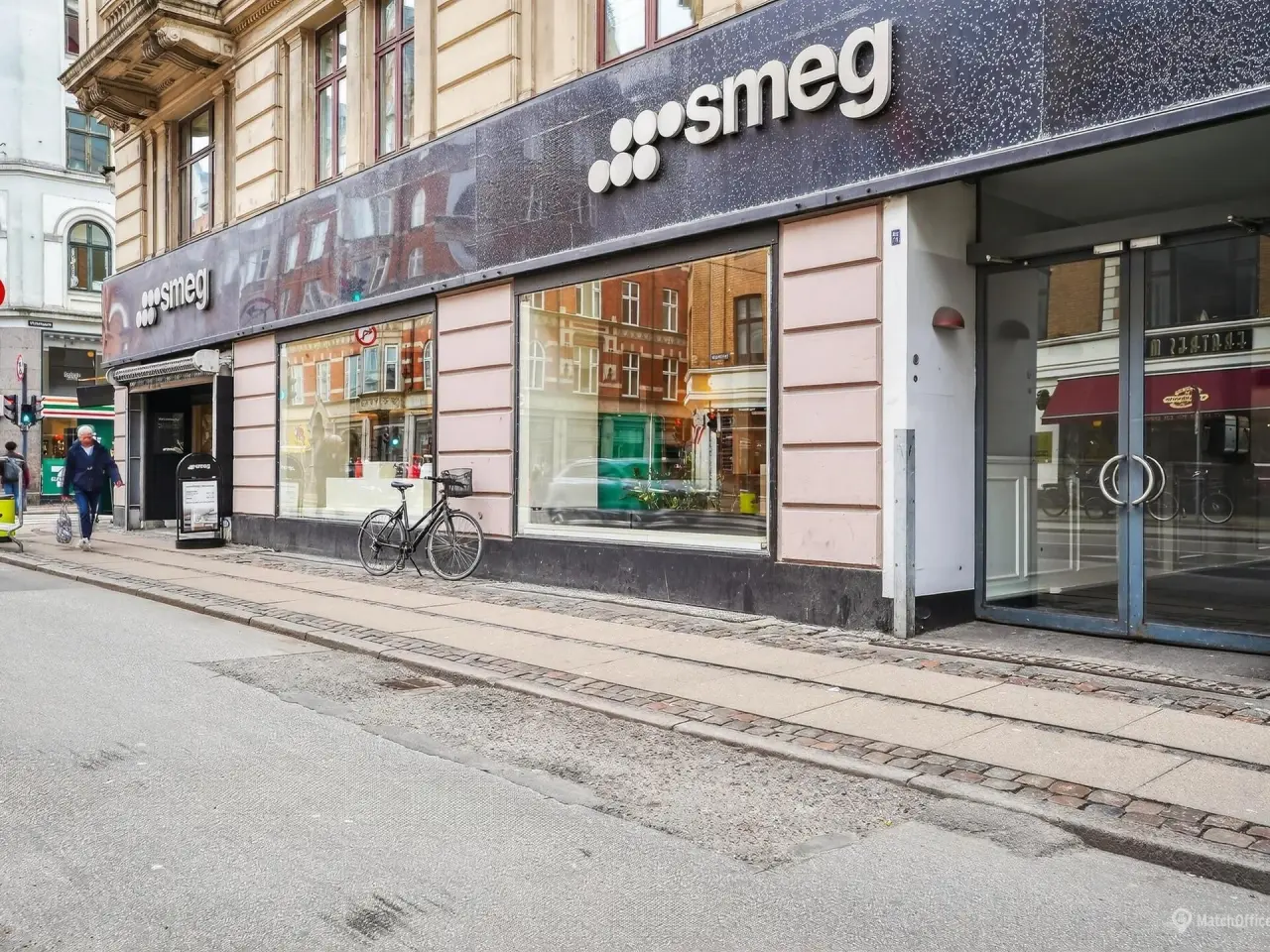 Billede 5 - Bred facade med stort skilt og masser af kundetrafik