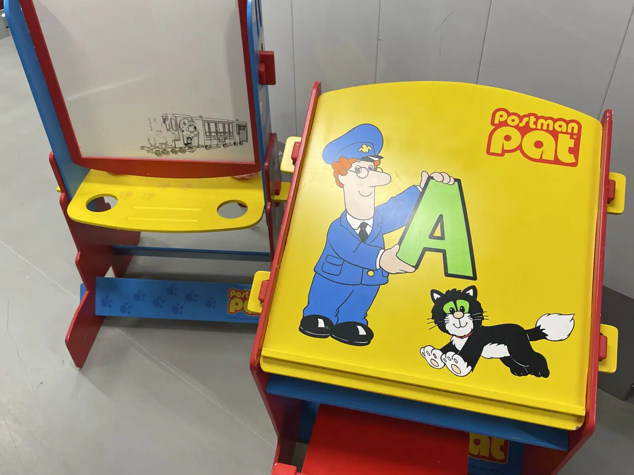 Billede 5 - Bord, stol og tavle med Postmand Per