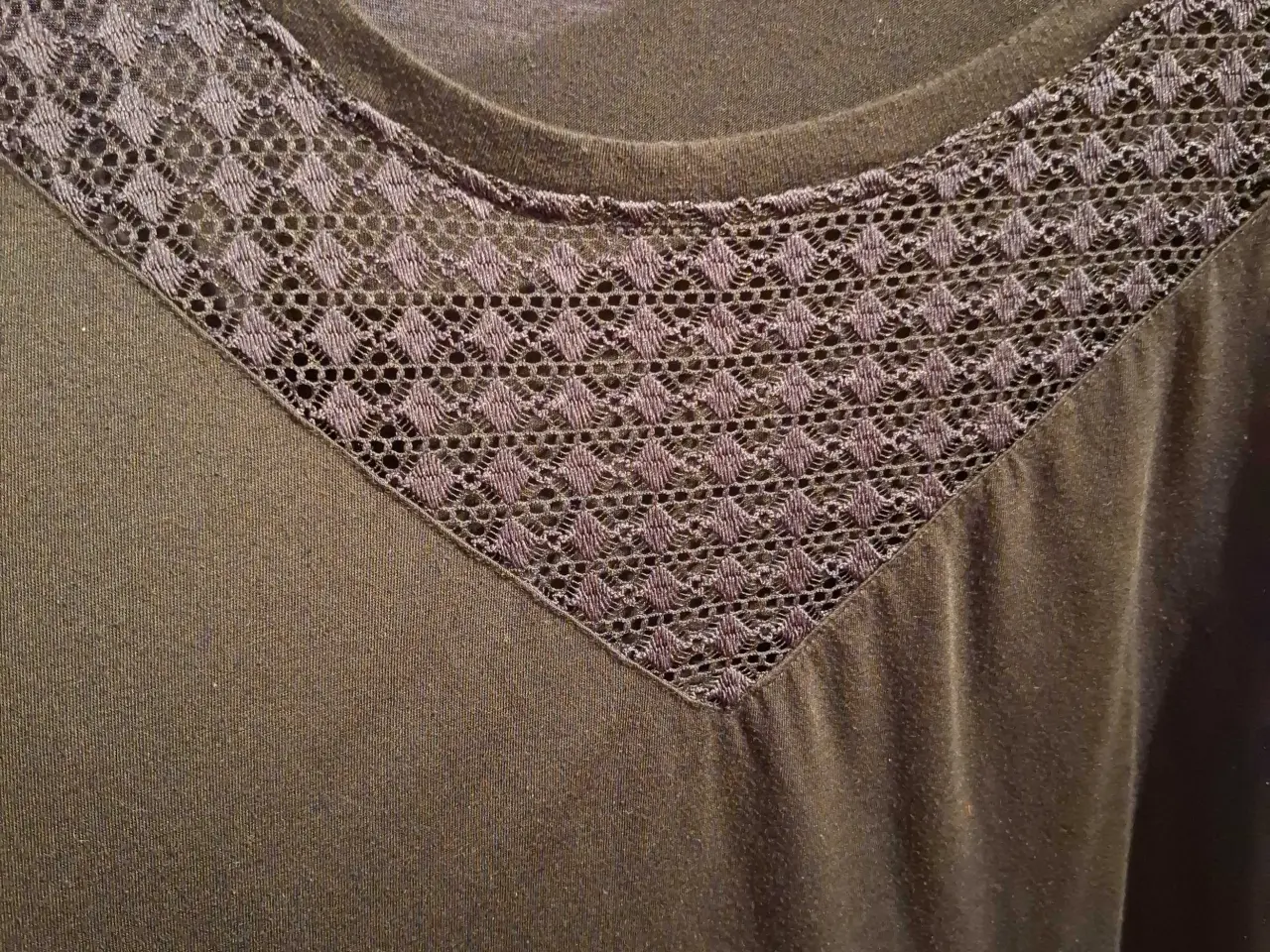 Billede 5 - Dejlig sort bluse med blonder
