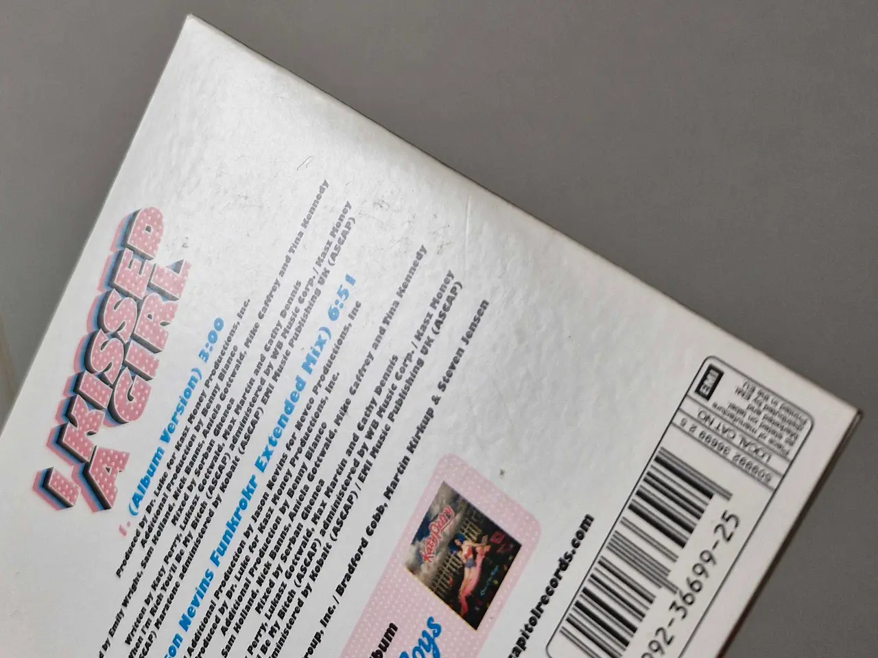 Billede 18 - Katy Perry - I Kissed A Girl (Single)