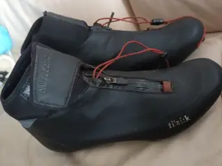 Fizik R5 GTX vintercykelsko i str 43 med sort over