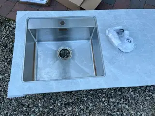 fabriksny laminatbordplade i grå 
