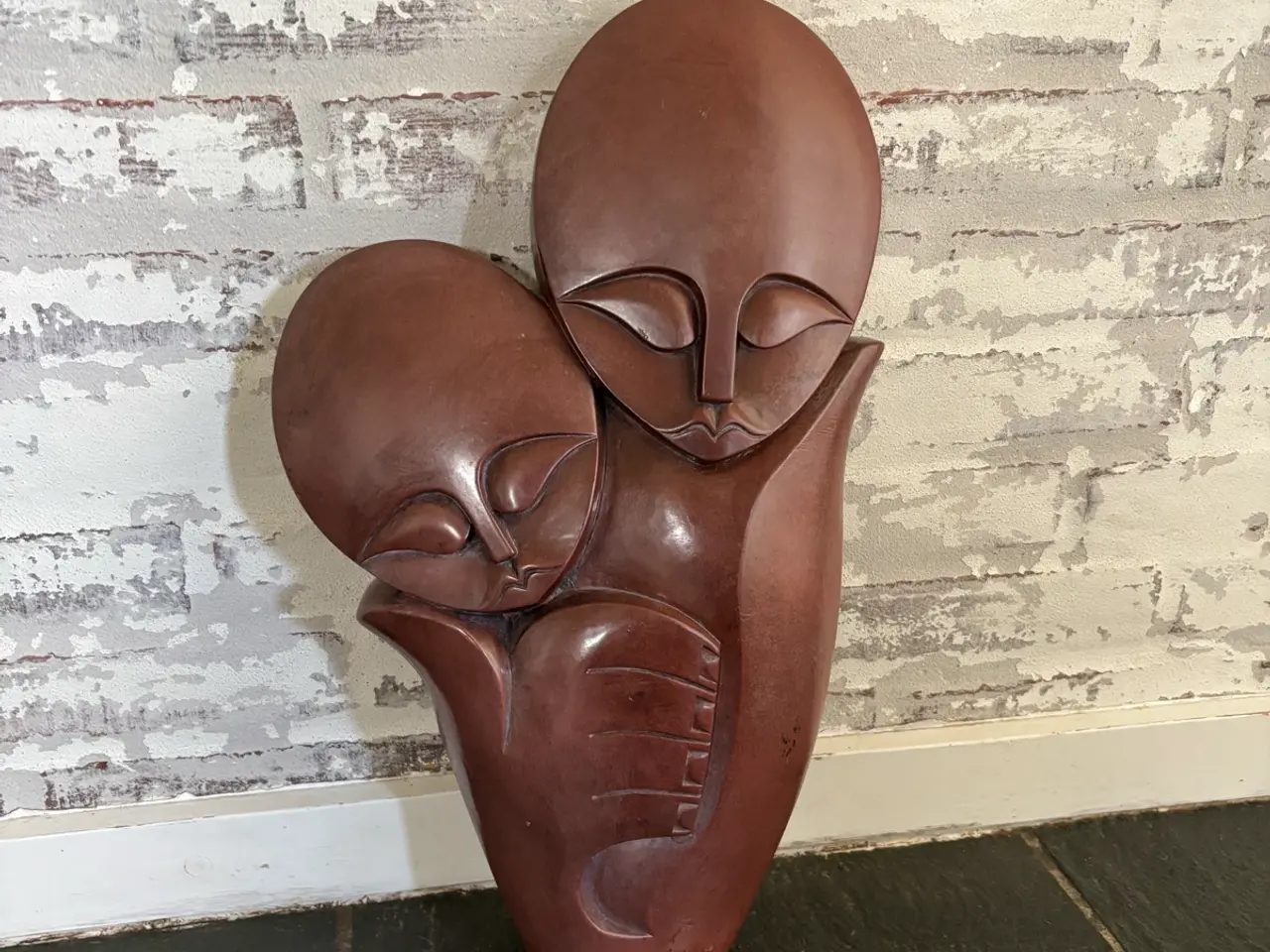 Billede 1 - Brun stenskulptur mor og barn