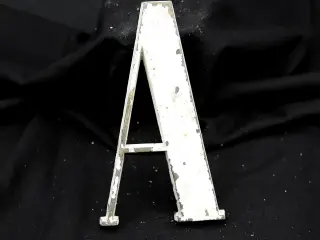 Messing facadebogstav “A” – rå patina
