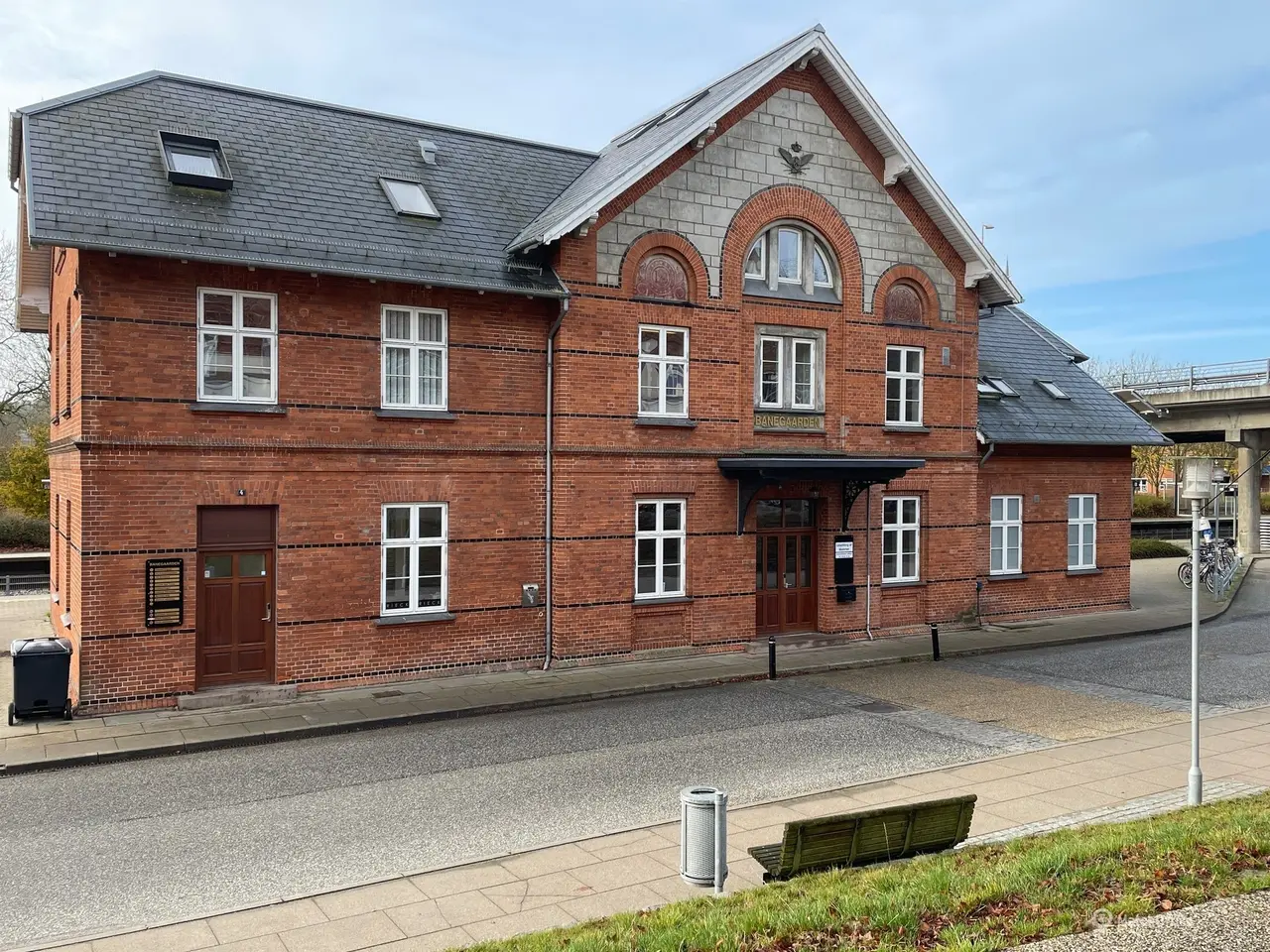 Billede 1 - Moderne kontor i ikonisk bygning i Hadsten