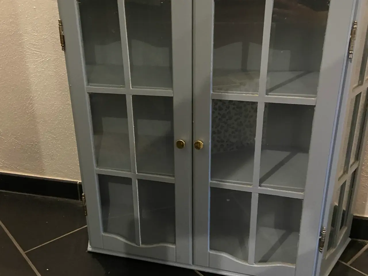 Billede 2 - Fint væghængt skab med glaslåger