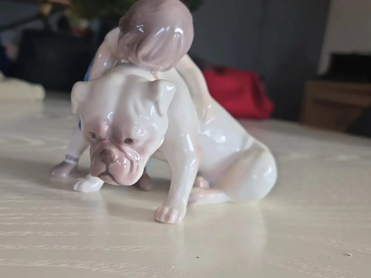 Billede 1 - Porcelæns hund og barn