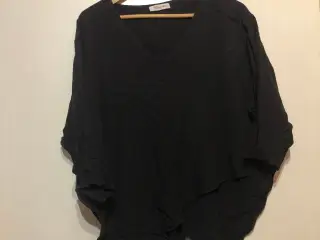 Sort bluse med skråt snit
