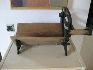 Meget gammel brødskærer ;-)