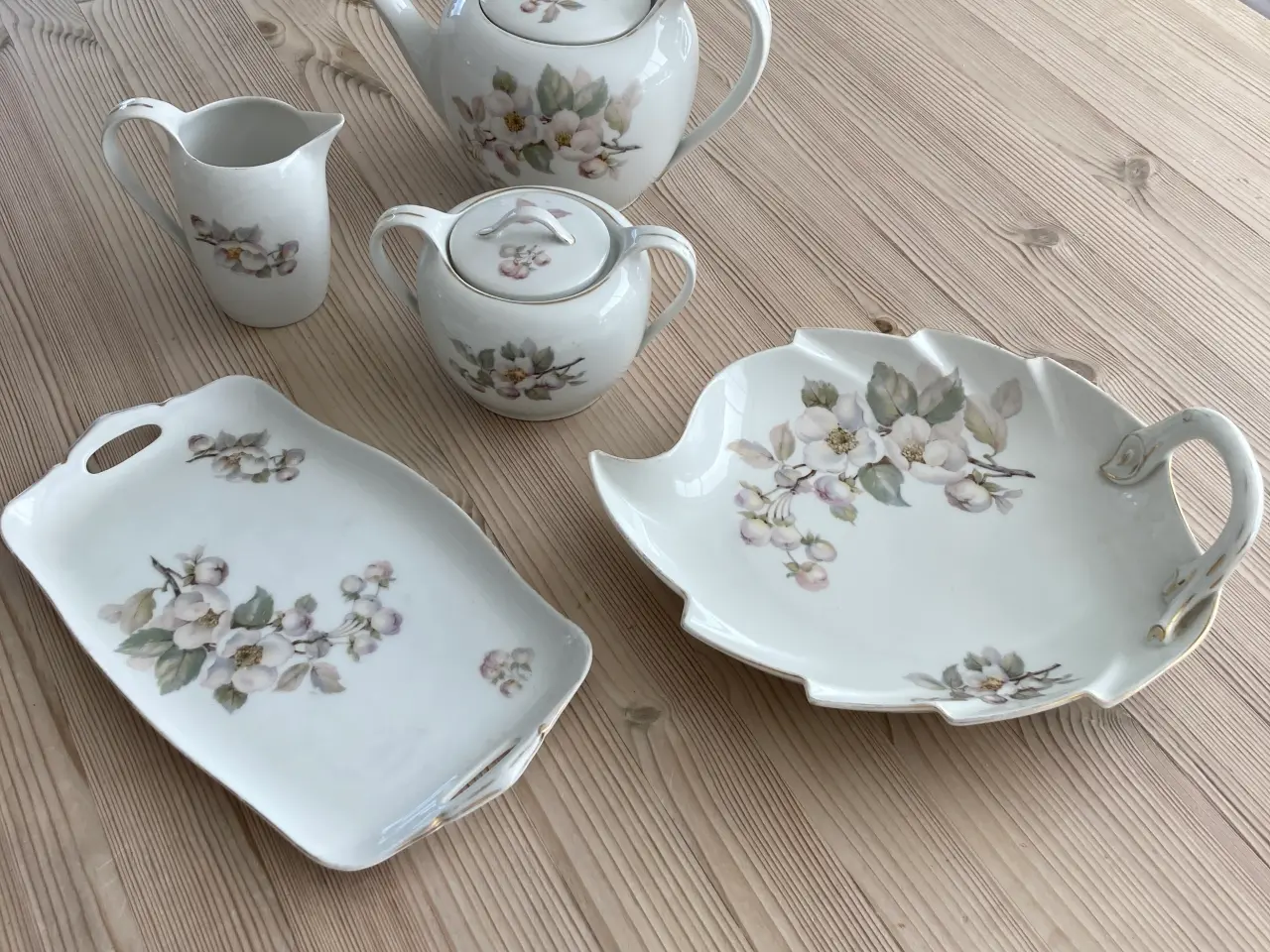 Billede 1 - Gl. tekande og kagefade med blomstermotiver