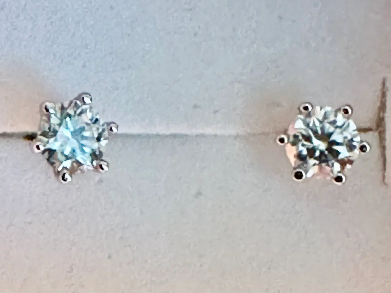 Billede 4 - Nye sølvørestikker med 0,3 k moissanite i hver.