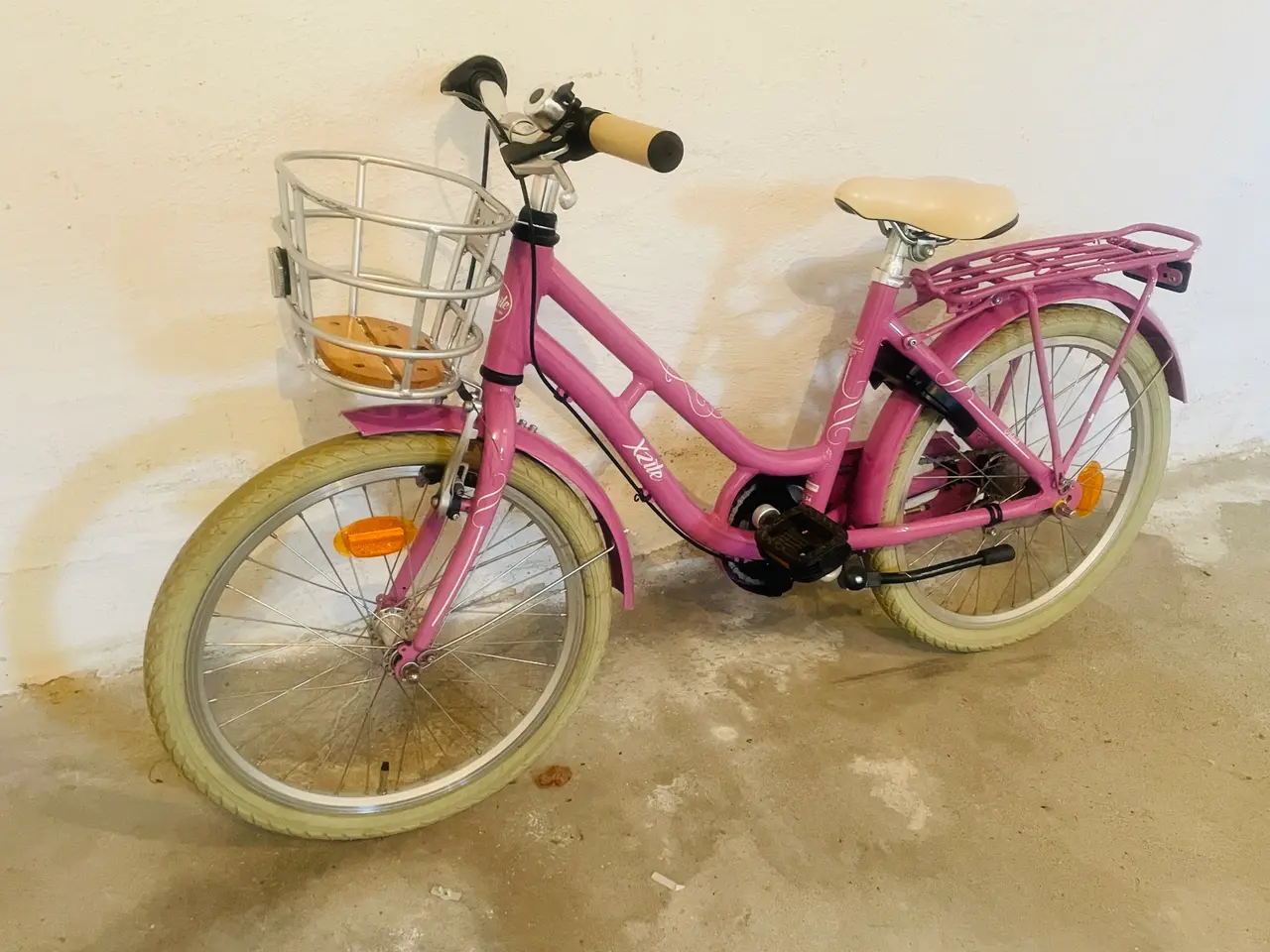 Billede 2 - Pigecykel 20 tommer – Næsten som ny 🌸