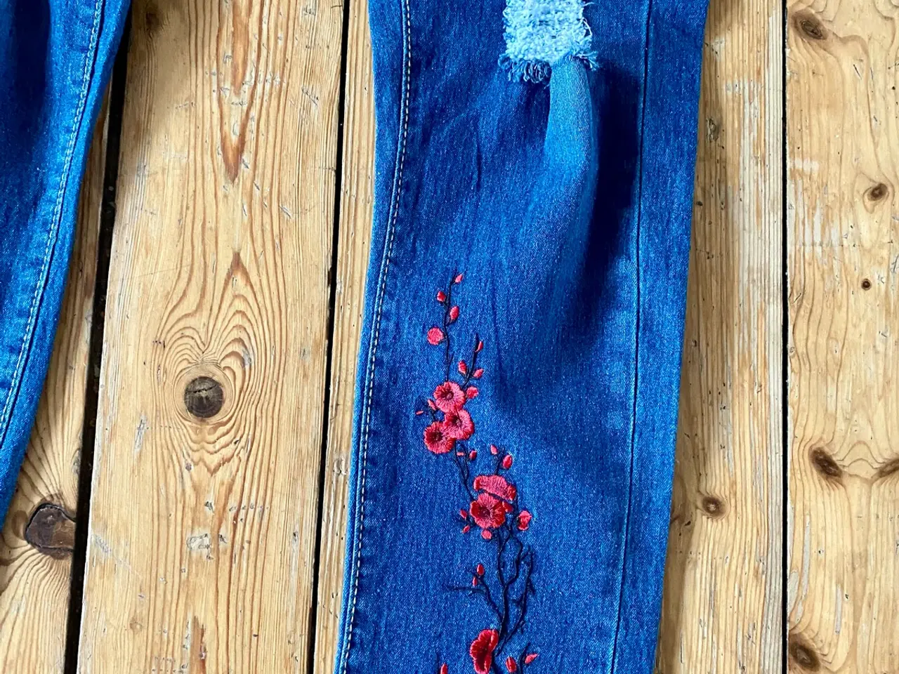 Billede 2 - Jeans med broderede blomster xl
