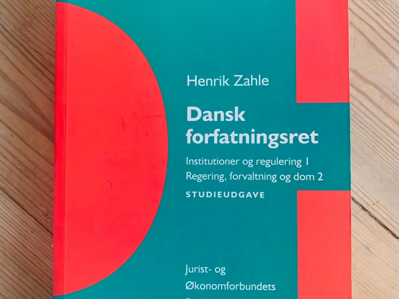 Billede 1 - Dansk forfatningsret af Henrik Zahle