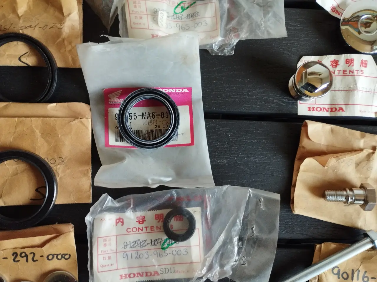 Billede 5 - Nye reservedele m.v. Honda M.C kasse (8) ( Se %)