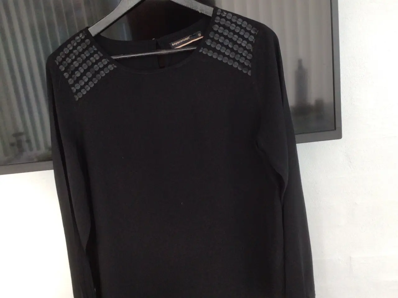 Billede 1 - Sort Soyaconcept bluse med paletter skuler str.M