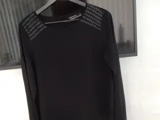 Sort Soyaconcept bluse med paletter skuler str.M