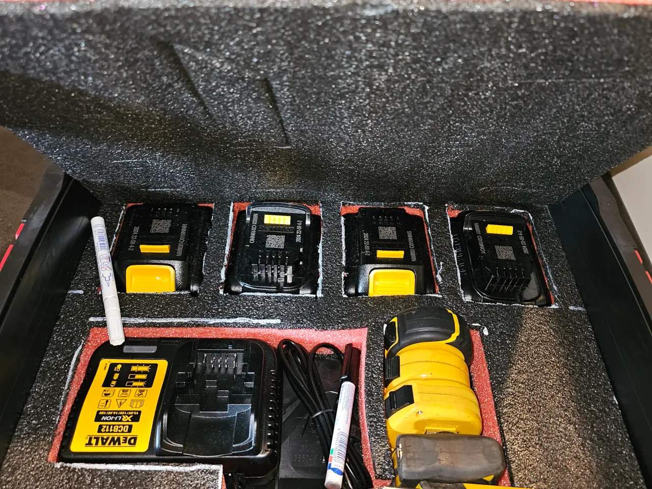 Billede 4 - DEWALT 4 AMPERE 3 STK BATTERI OG LADER
