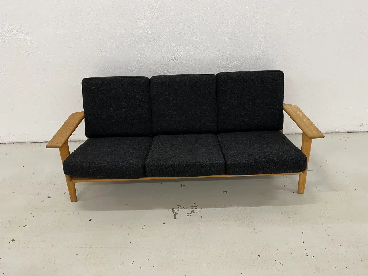 Billede 3 - Hans J Wegner Ge-290/3 Pers.Sofa i mørkegrå uld.
